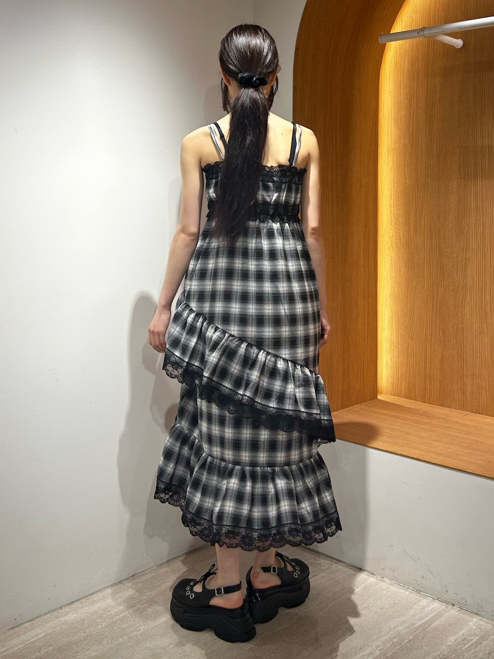 ブラック系のワンピース、ブラック系のパンプスを着用したレディースの夏コーディネートの3枚目の写真