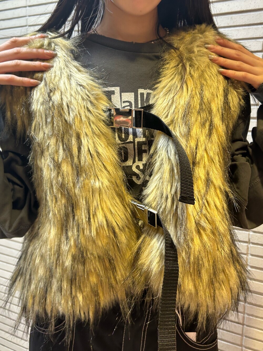 ブラック系のその他パンツ、ベージュ系のベスト、ブラック系のTシャツ/カットソーを着用したレディースの夏コーディネートの5枚目の写真