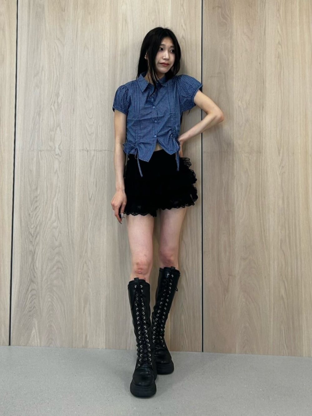 ホワイト系のキャミソール、ブラック系のブーツ、ブラック系のその他パンツを着用したレディースの夏コーディネートの2枚目の写真