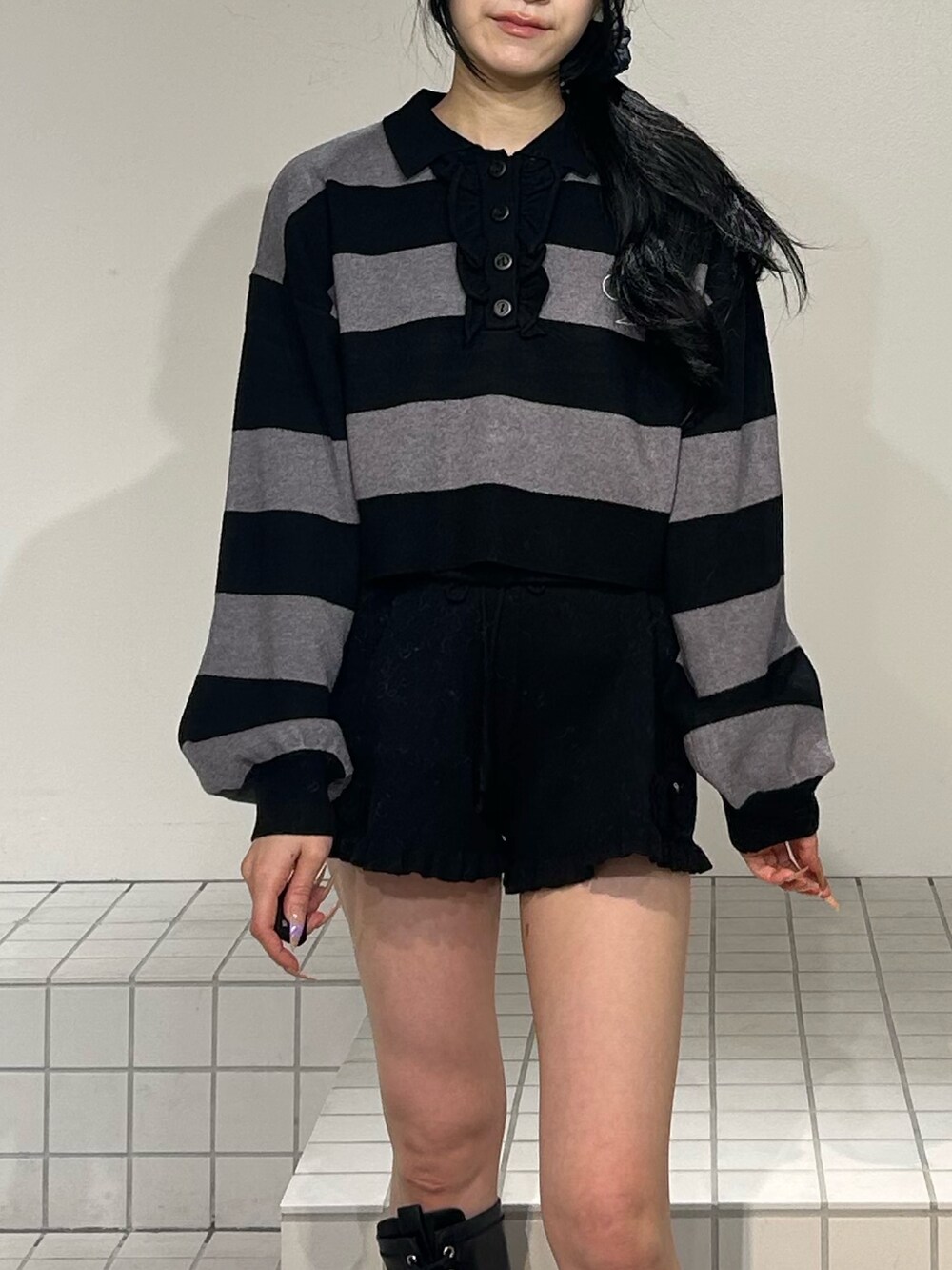 ブラック系のその他パンツ、その他のニット/セーター、ブラック系のブーツを着用したレディースの秋コーディネートの5枚目の写真