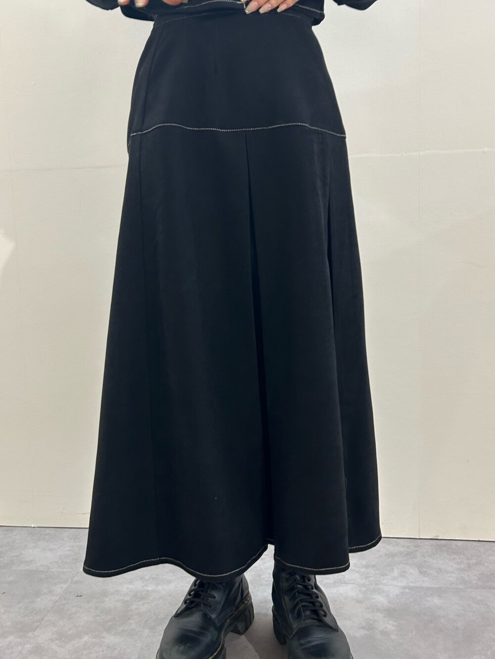 ブラック系のワンピースを着用したレディースの秋コーディネートの5枚目の写真