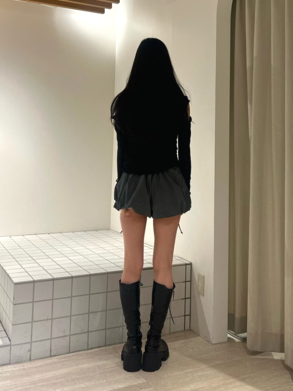 ブラック系のブーツ、グレー系のその他パンツ、ブラック系のTシャツ/カットソーを着用したレディースの秋コーディネートの3枚目の写真