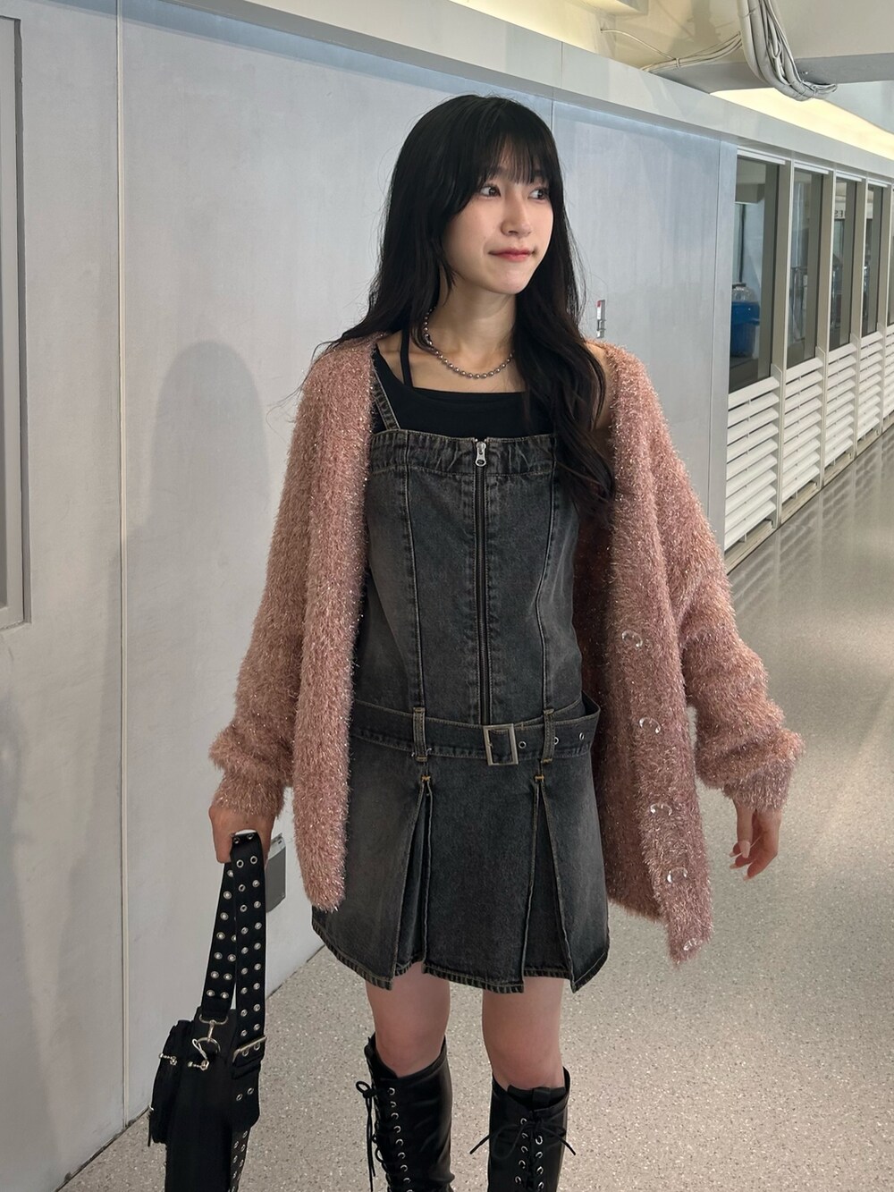 ピンク系のカーディガン/ボレロ、ブラック系のワンピース、ブラック系のショルダーバッグを着用したレディースの夏コーディネートの4枚目の写真