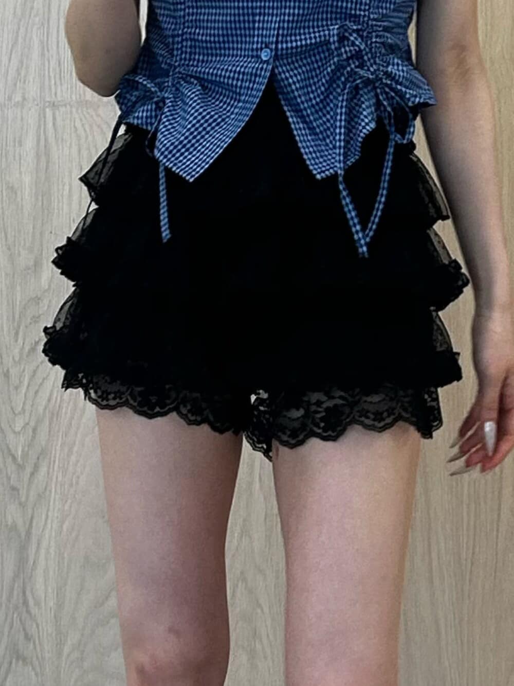 ホワイト系のキャミソール、ブラック系のブーツ、ブラック系のその他パンツを着用したレディースの夏コーディネートの8枚目の写真