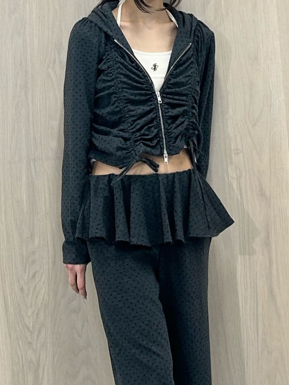 ブラック系のパンプス、ホワイト系のキャミソール、グレー系のスウェットパンツを着用したレディースの春コーディネートの5枚目の写真