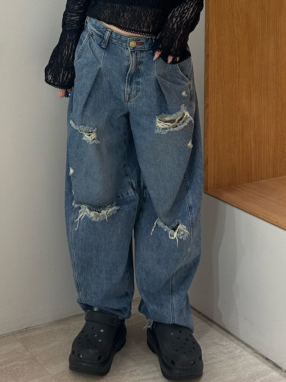 ブラック系のシャツ/ブラウス、ブルー系のデニムパンツ、ブラック系のその他シューズを着用したレディースの夏コーディネートの6枚目の写真