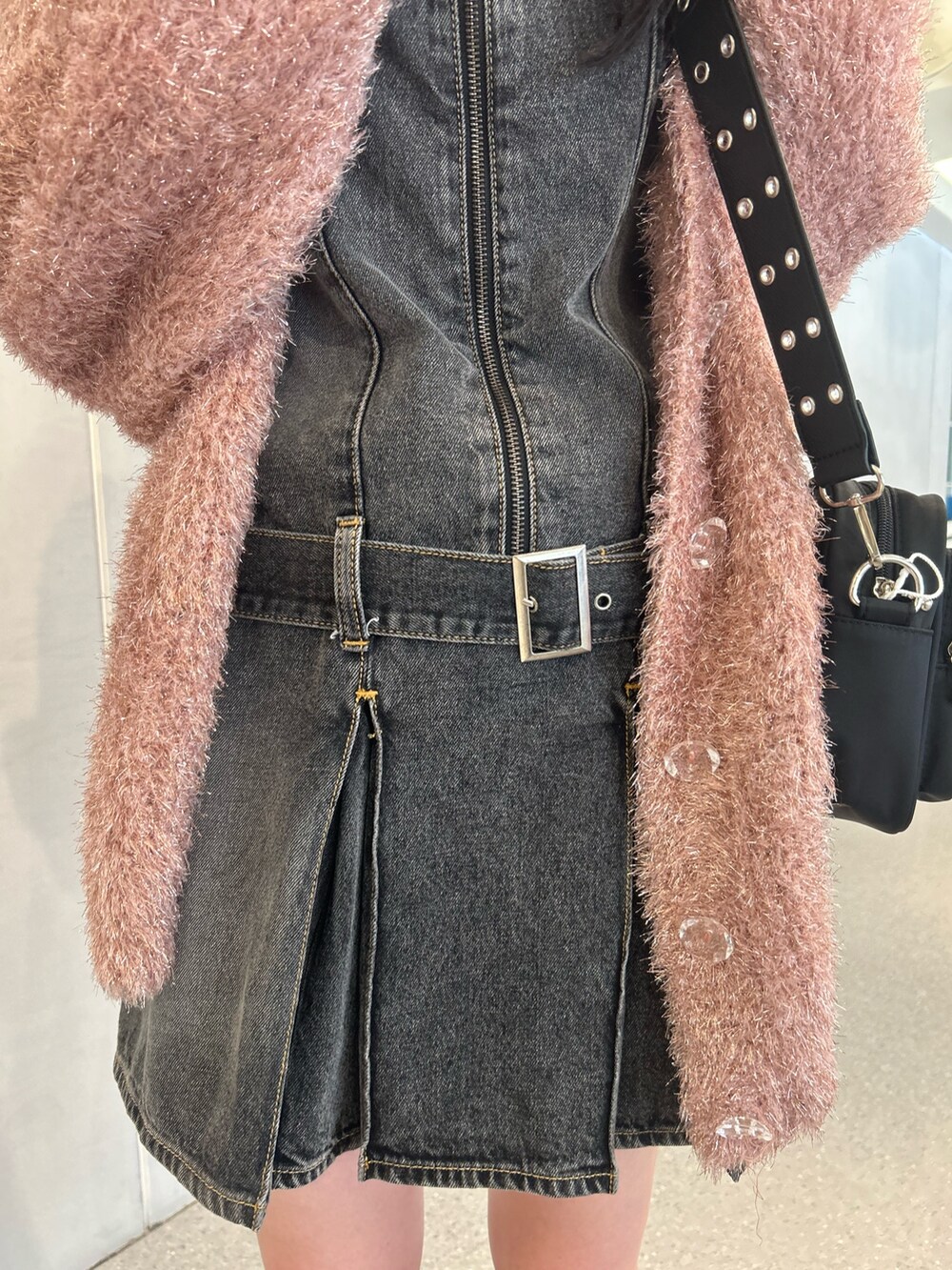 ピンク系のカーディガン/ボレロ、ブラック系のワンピース、ブラック系のショルダーバッグを着用したレディースの夏コーディネートの8枚目の写真