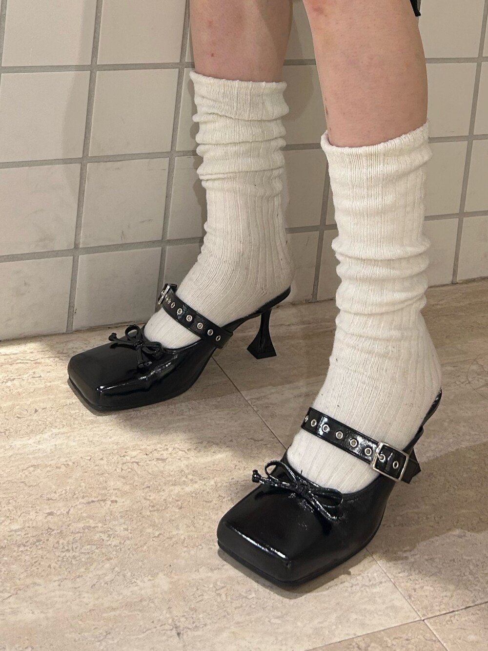 ブラック系のパンプス、ブラック系のTシャツ/カットソー、ブラック系のデニムジャケットを着用したレディースの春コーディネートの8枚目の写真