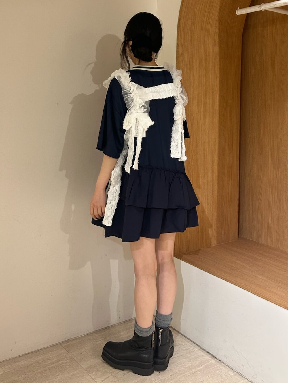 ブルー系のワンピース、ホワイト系のベルトを着用したレディースの春コーディネートの3枚目の写真