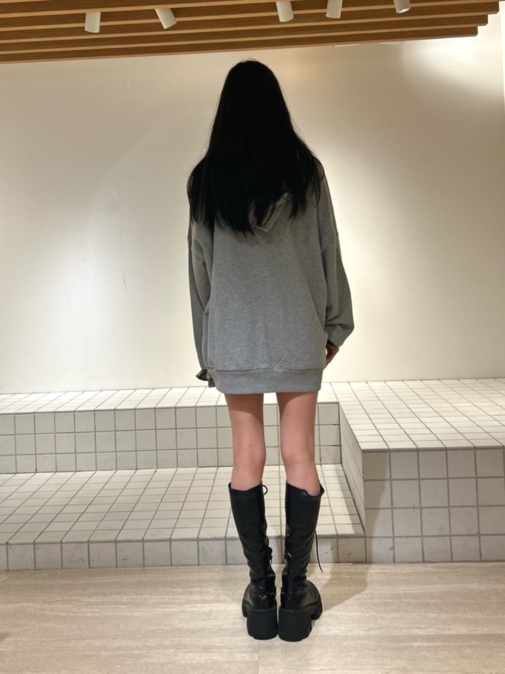 ブラック系のブーツ、グレー系のその他トップスを着用したレディースの秋コーディネートの3枚目の写真