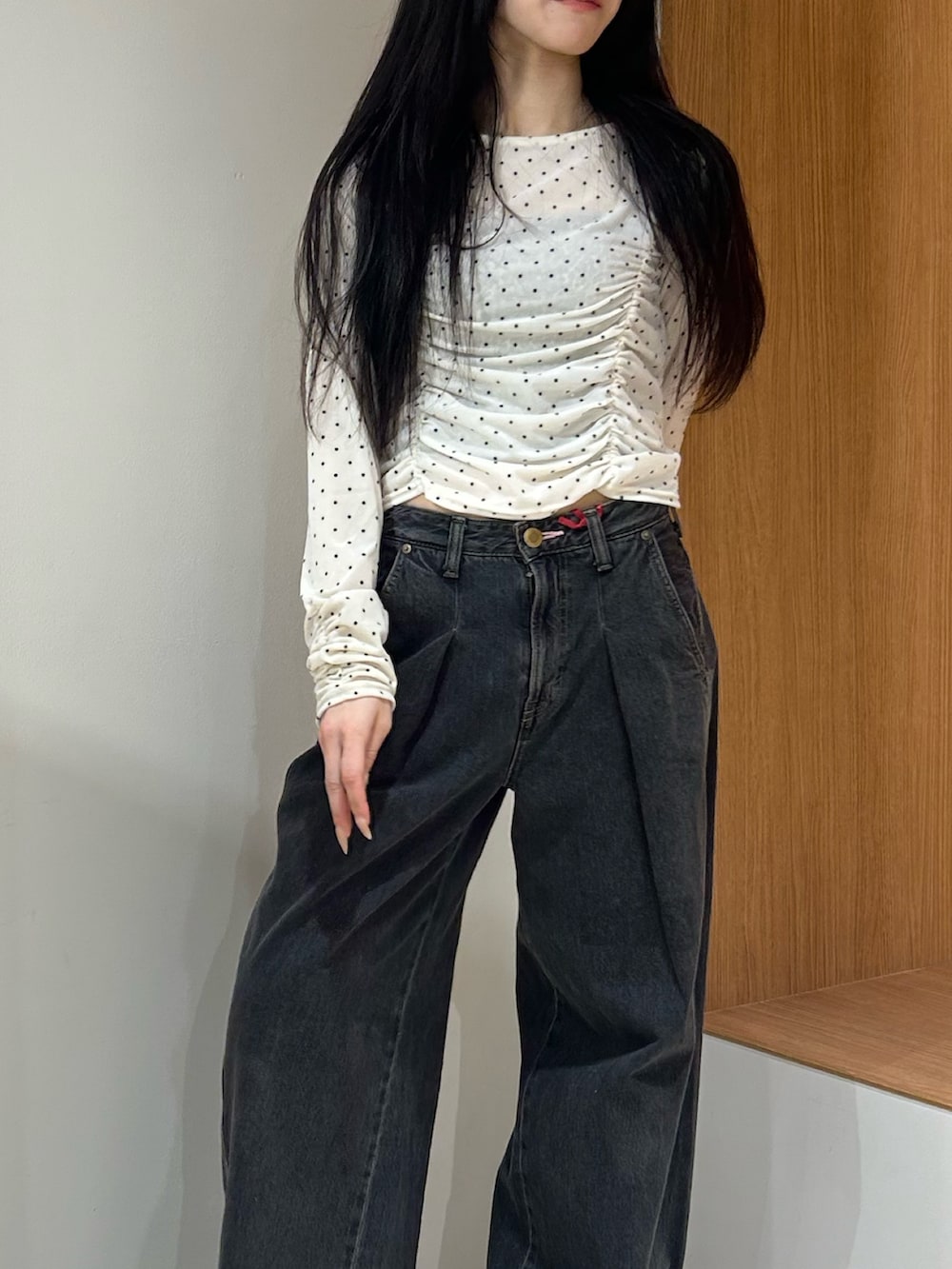 ブラック系のデニムパンツ、ホワイト系のTシャツ/カットソーを着用したレディースの秋コーディネートの5枚目の写真