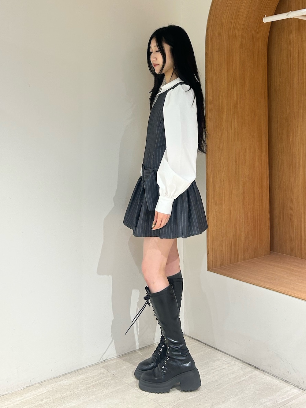 ブラック系のブーツ、グレー系のシャツワンピースを着用したレディースの春コーディネートの2枚目の写真