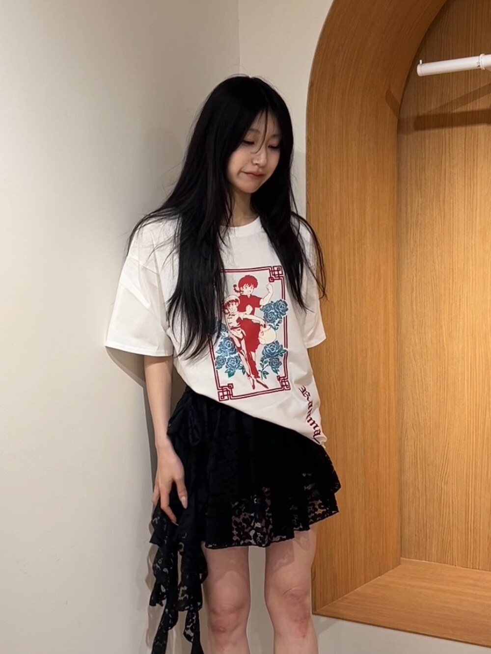 ホワイト系のTシャツ/カットソー、ブラック系のスカート、ブラック系のブーツを着用したレディースの夏コーディネートの4枚目の写真