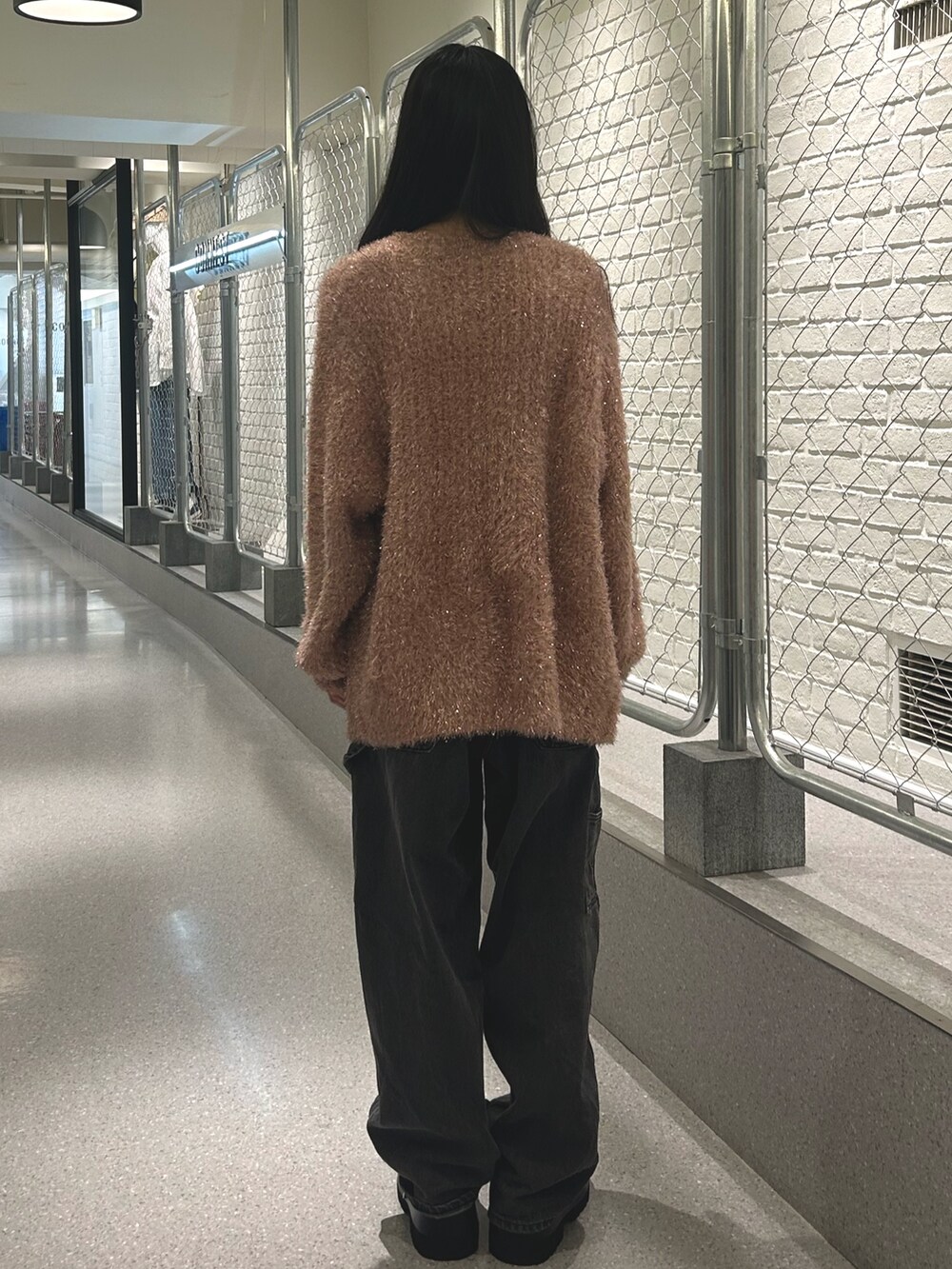 ブラック系のデニムパンツ、ピンク系のカーディガン/ボレロ、ブラック系のワンピースを着用したレディースの夏コーディネートの3枚目の写真