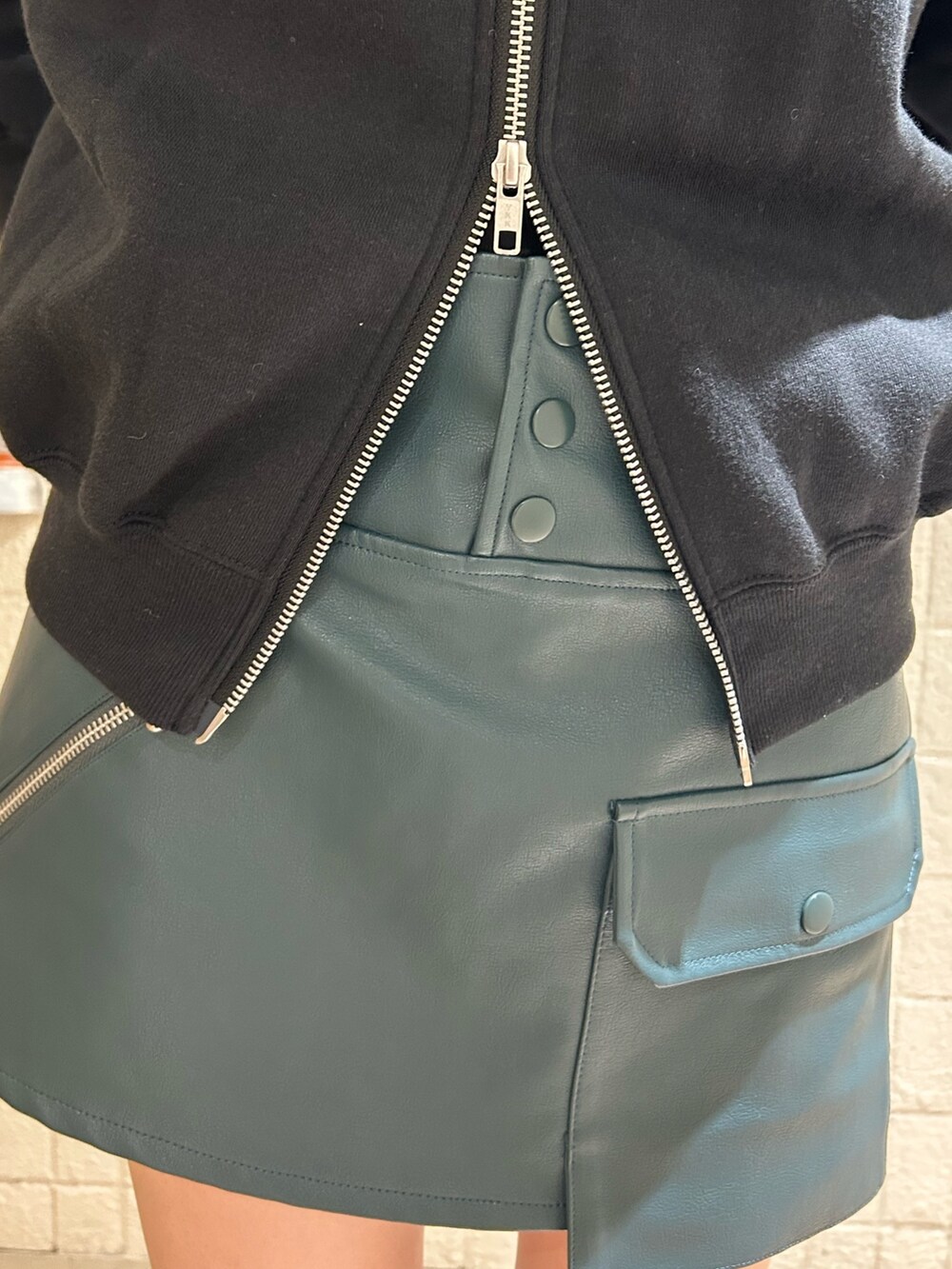 ブラック系のスウェット、ブルー系のその他パンツ、ブラック系のニットキャップ/ビーニーを着用したレディースの秋コーディネートの6枚目の写真