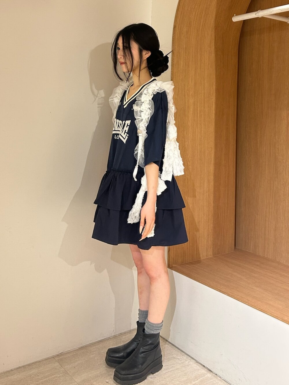 ブルー系のワンピース、ホワイト系のベルトを着用したレディースの春コーディネートの2枚目の写真