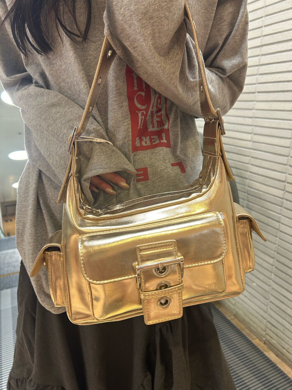 グレー系のTシャツ/カットソー、グレー系のスカート、ブラック系のパンプスを着用したレディースの夏コーディネートの10枚目の写真