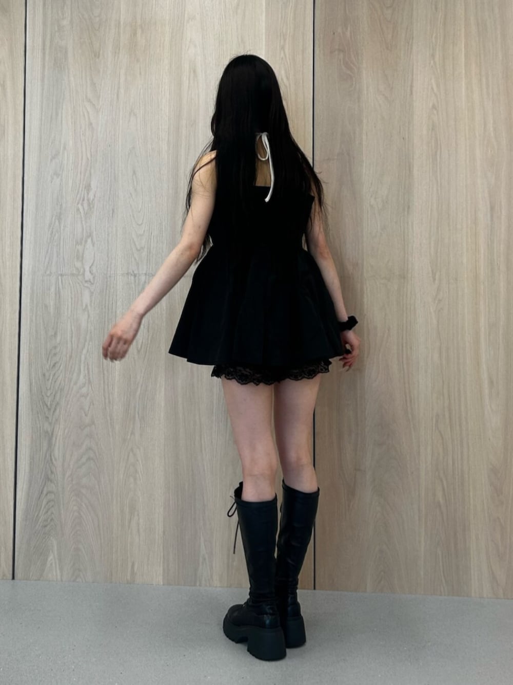 ホワイト系のキャミソール、ブラック系のブーツ、ブラック系のその他パンツを着用したレディースの夏コーディネートの3枚目の写真