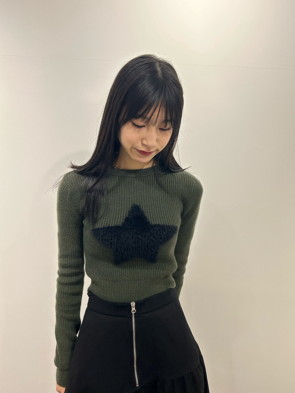 ベージュ系のニット/セーター、ブラック系のスカートを着用したレディースの冬コーディネートの3枚目の写真