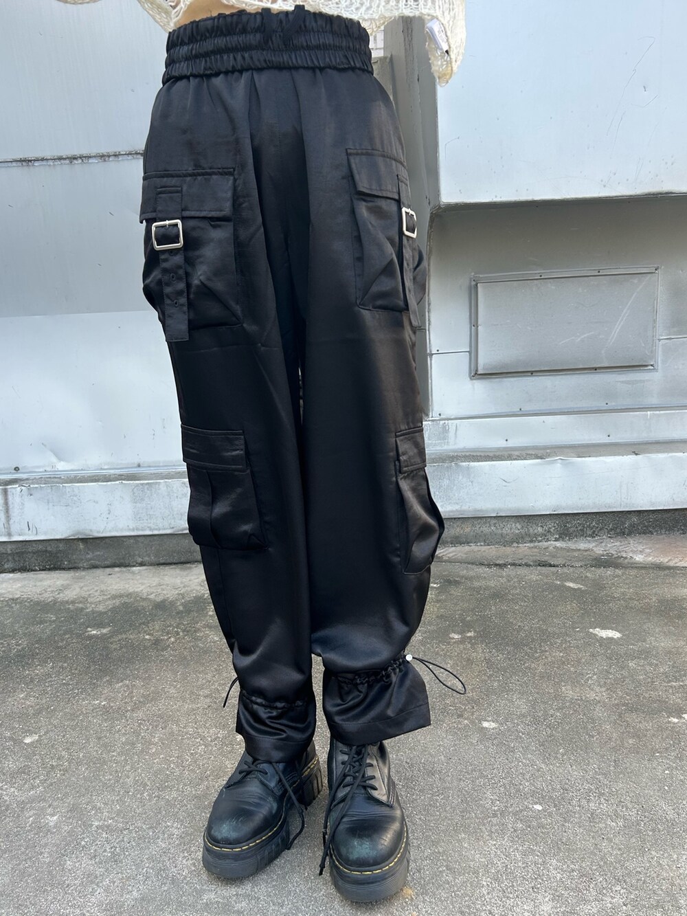 ホワイト系のニット/セーター、ブラック系のカーゴパンツを着用したレディースの秋コーディネートの5枚目の写真