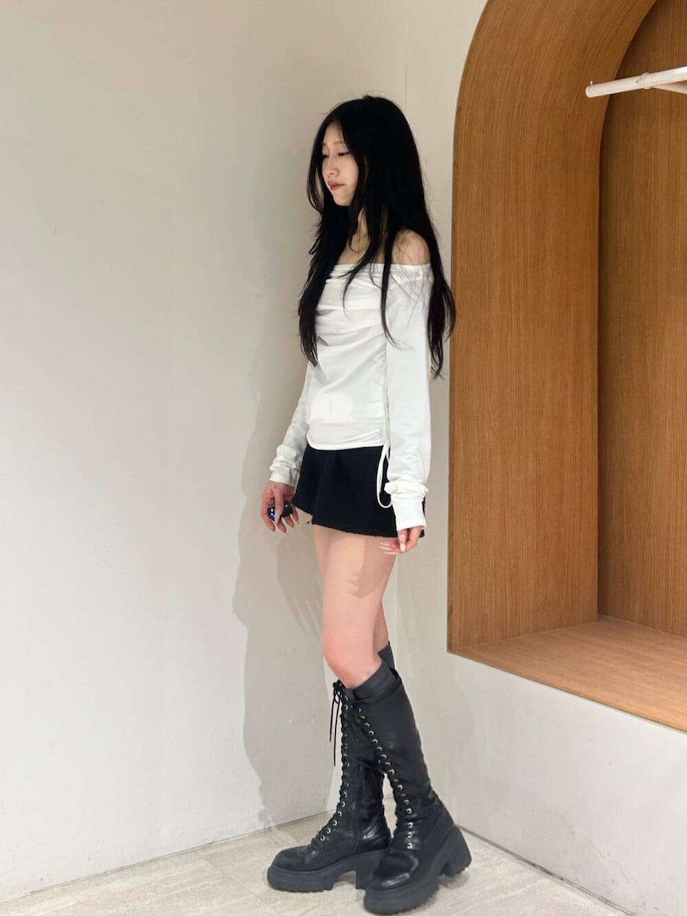 ブラック系のブーツ、ブラック系のその他パンツ、ホワイト系のTシャツ/カットソーを着用したレディースの春コーディネートの2枚目の写真