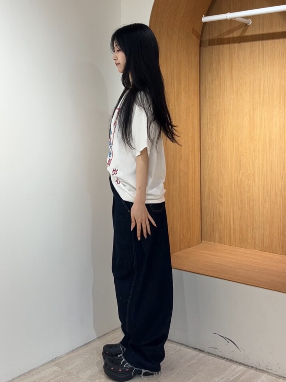 ブルー系のデニムパンツ、ホワイト系のTシャツ/カットソー、ブラック系のその他シューズを着用したレディースの夏コーディネートの2枚目の写真