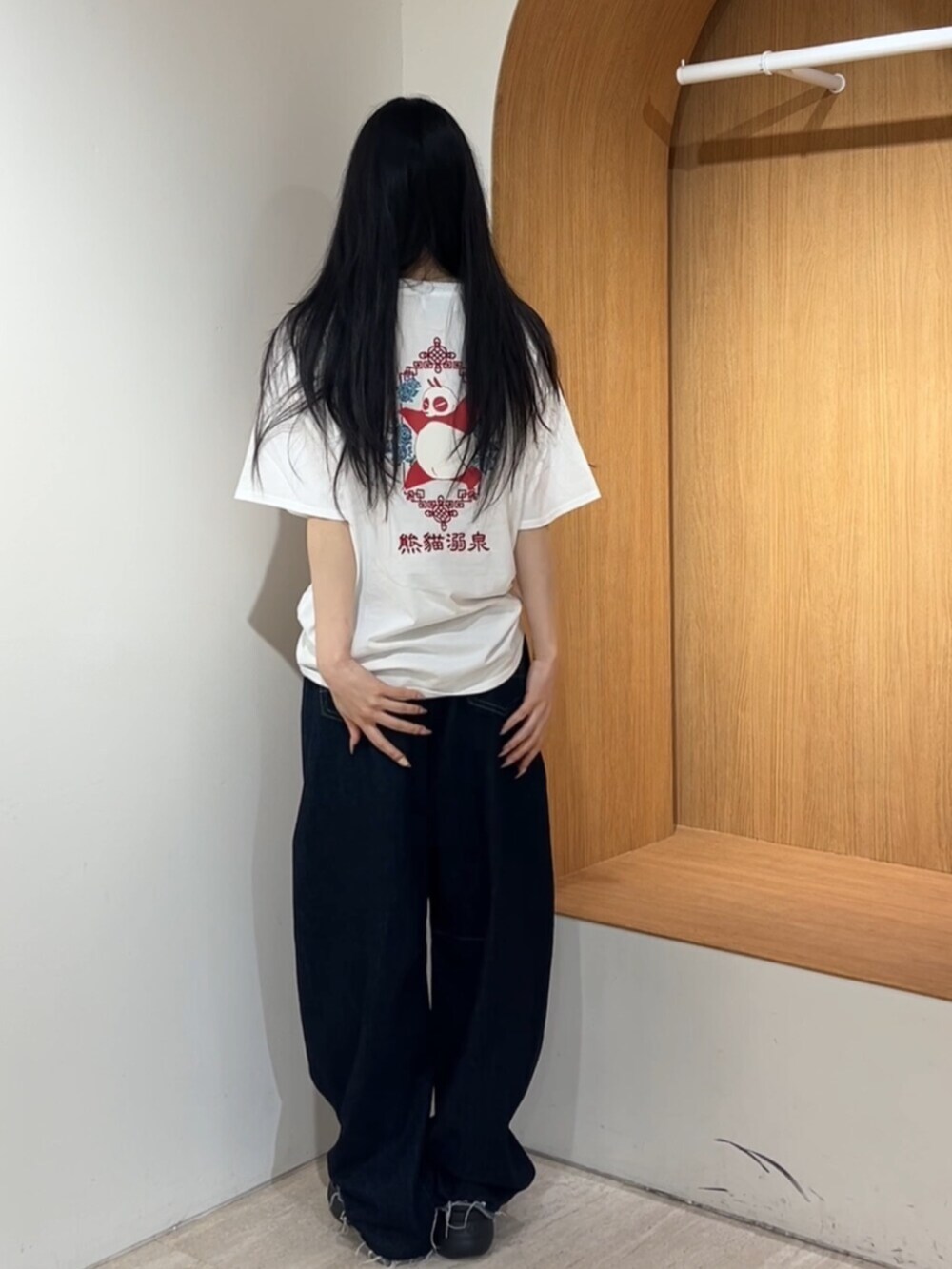 ブルー系のデニムパンツ、ホワイト系のTシャツ/カットソー、ブラック系のその他シューズを着用したレディースの夏コーディネートの3枚目の写真