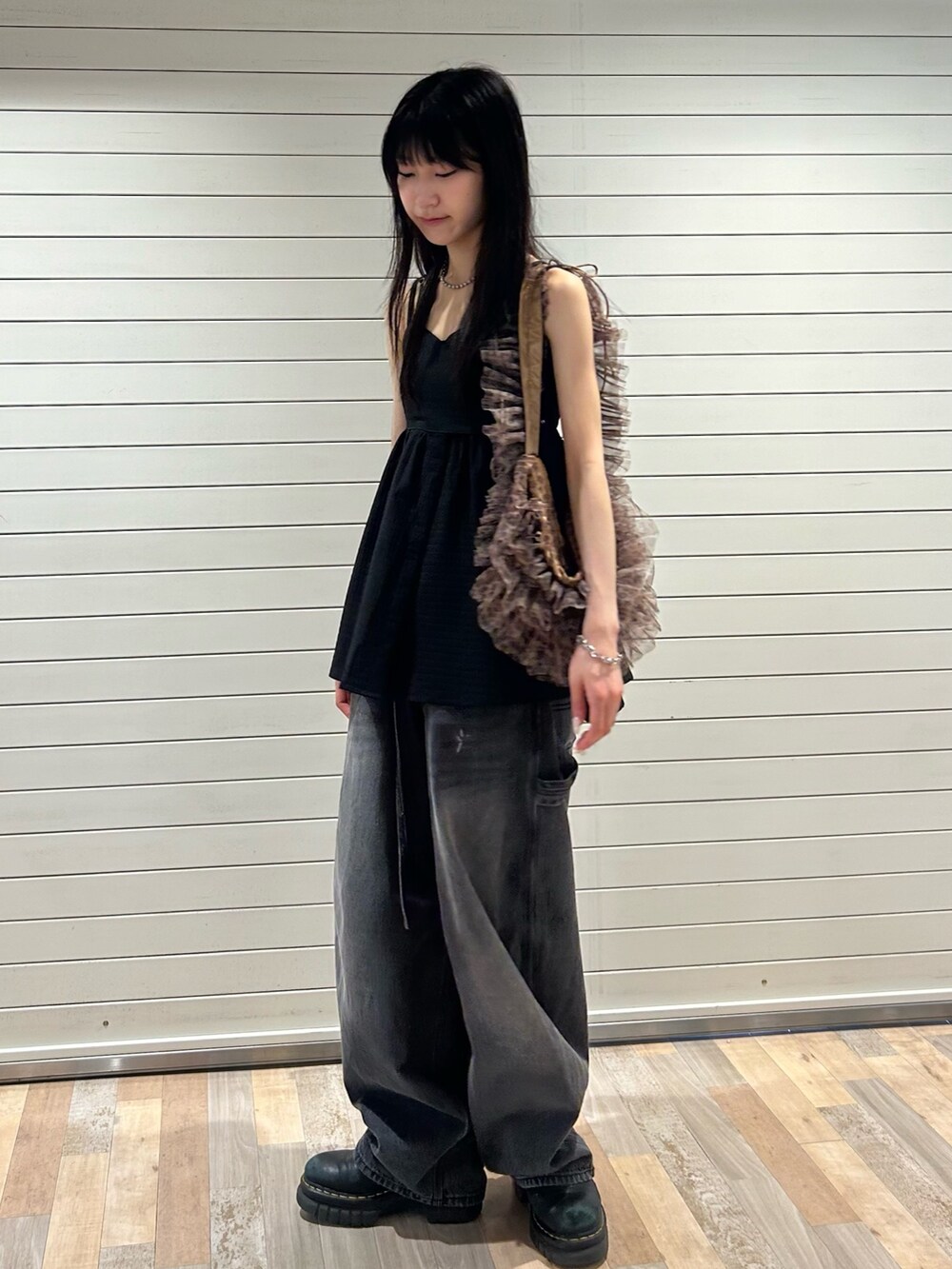 ブラック系のキャミソール、ブラック系のデニムパンツ、その他のショルダーバッグを着用したレディースの夏コーディネートの2枚目の写真