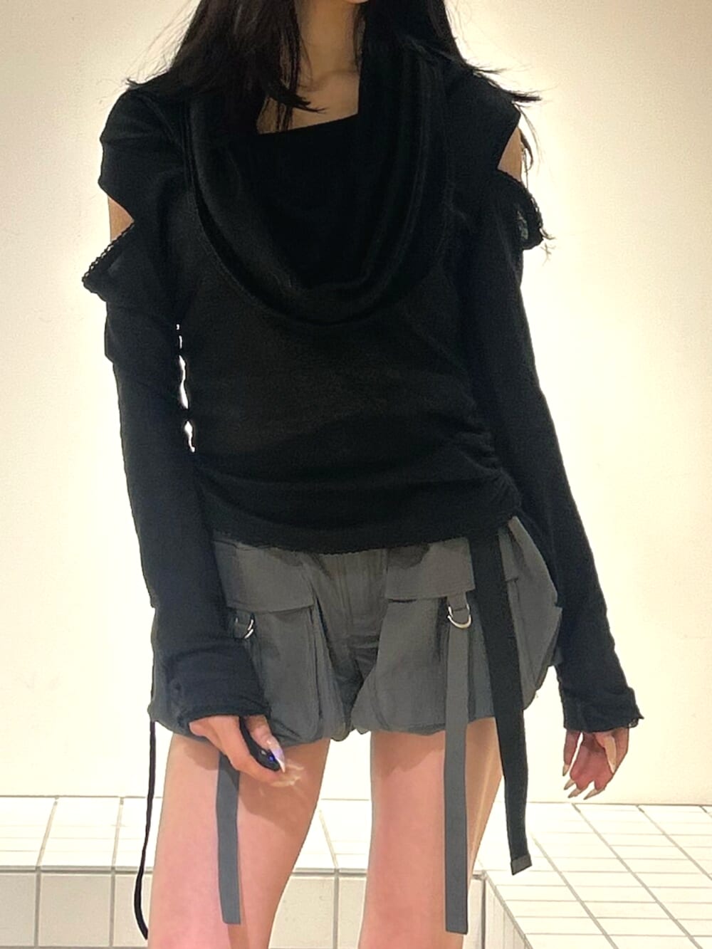 ブラック系のブーツ、グレー系のその他パンツ、ブラック系のTシャツ/カットソーを着用したレディースの秋コーディネートの5枚目の写真