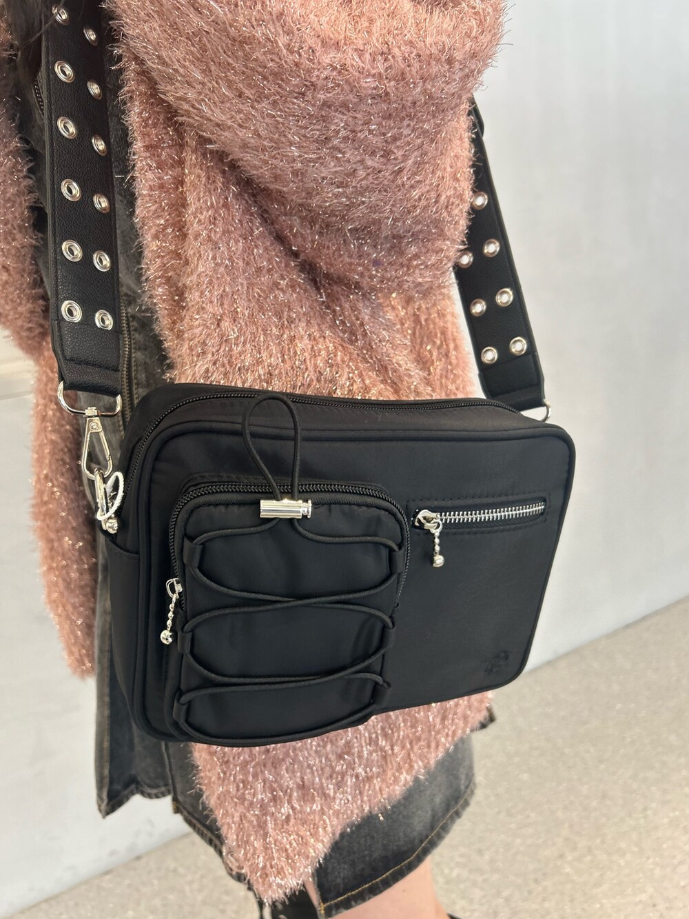 ピンク系のカーディガン/ボレロ、ブラック系のワンピース、ブラック系のショルダーバッグを着用したレディースの夏コーディネートの7枚目の写真