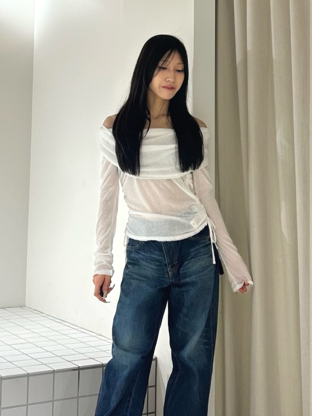 ブラック系のパンプス、ブルー系のデニムパンツ、ホワイト系のTシャツ/カットソーを着用したレディースの秋コーディネートの4枚目の写真