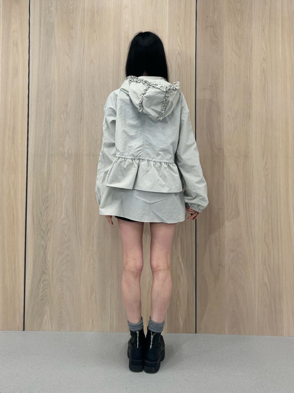 ホワイト系のナイロンジャケットを着用したレディースの春コーディネートの3枚目の写真