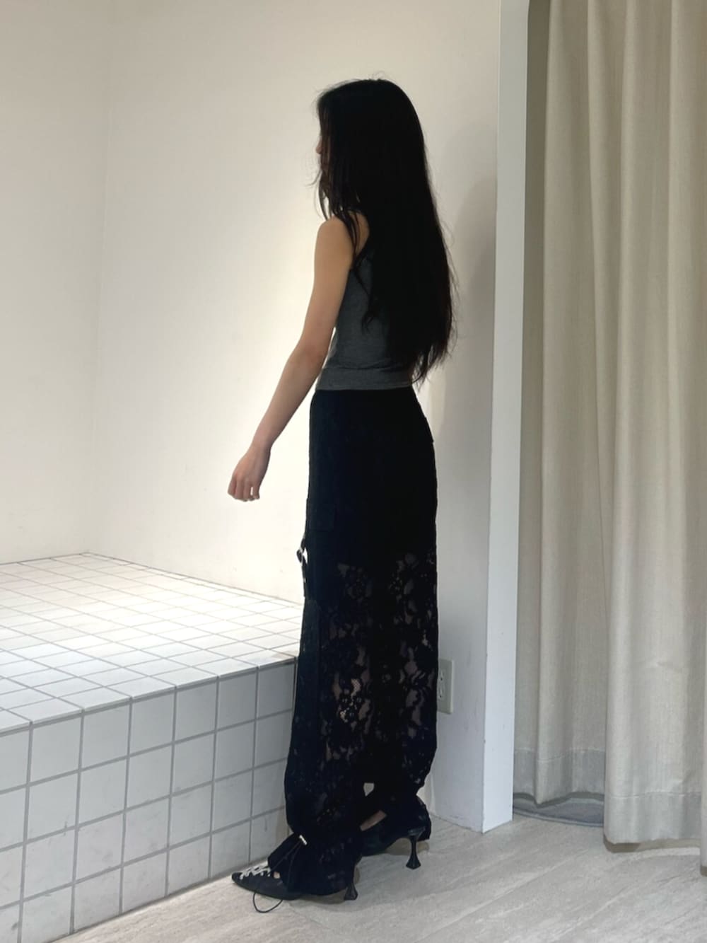 ブラック系のパンプス、ブラック系のその他パンツ、グレー系のタンクトップを着用したレディースの夏コーディネートの2枚目の写真