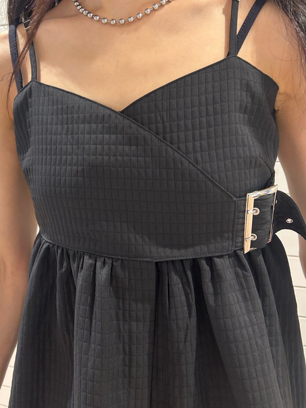 ブラック系のキャミソール、ブラック系のデニムパンツ、その他のショルダーバッグを着用したレディースの夏コーディネートの5枚目の写真