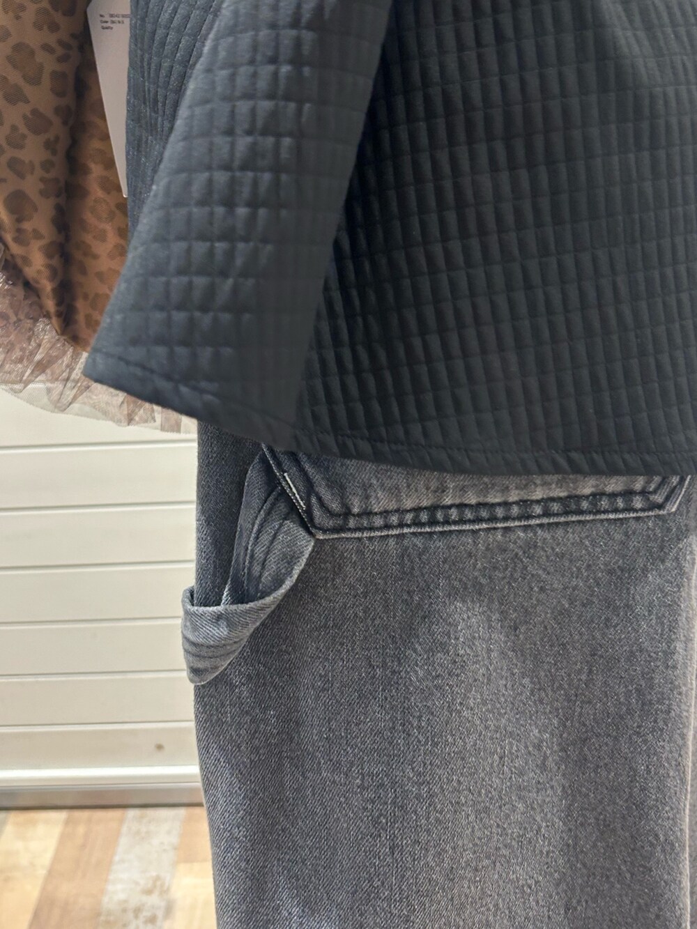 ブラック系のキャミソール、ブラック系のデニムパンツ、その他のショルダーバッグを着用したレディースの夏コーディネートの8枚目の写真