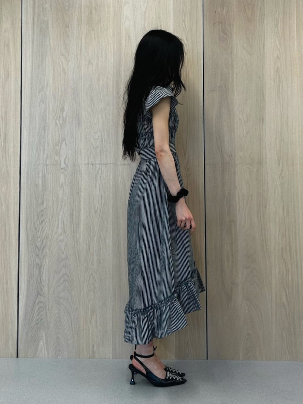 ブラック系のパンプス、ブラック系のワンピースを着用したレディースの夏コーディネートの2枚目の写真