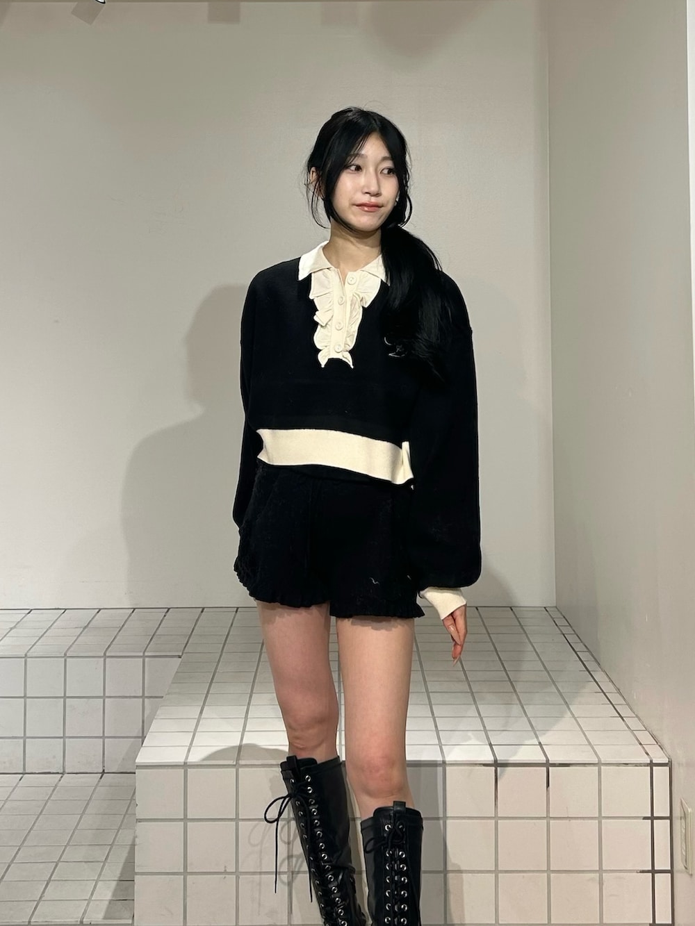 ブラック系のその他パンツ、ブラック系のニット/セーター、ブラック系のブーツを着用したレディースの秋コーディネートの4枚目の写真