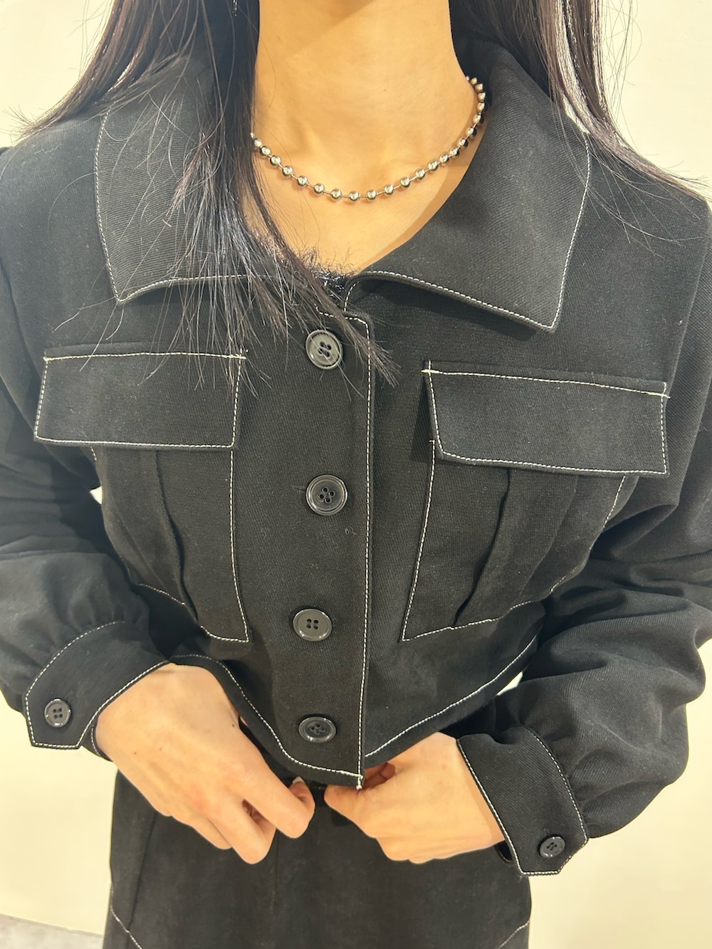 ブラック系のワンピースを着用したレディースの秋コーディネートの4枚目の写真