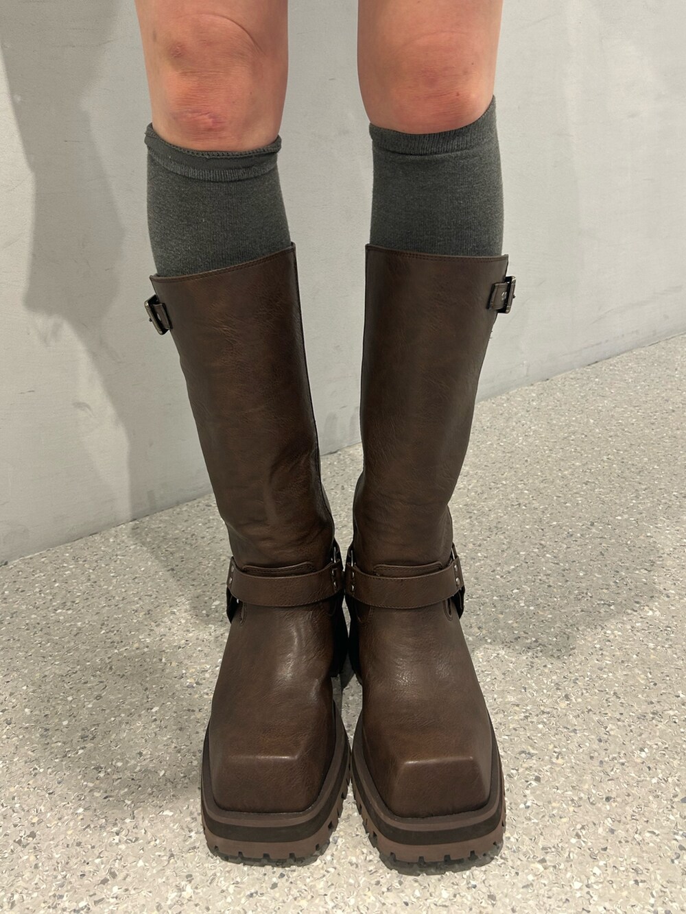 グリーン系のMA-1、ブラウン系のその他パンツ、ブルー系のブーツを着用したレディースの秋コーディネートの8枚目の写真