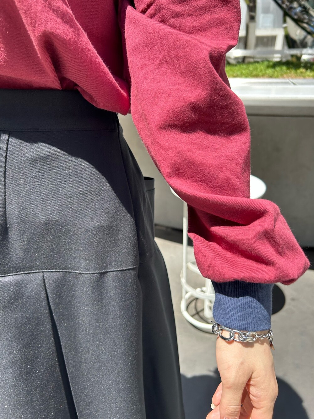 レッド系のTシャツ/カットソー、ブラック系のスカートを着用したレディースの夏コーディネートの4枚目の写真