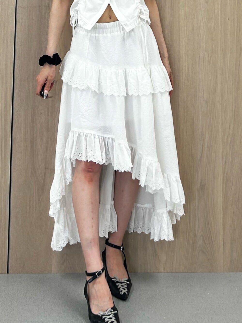 ブラック系のパンプス、ホワイト系のシャツ/ブラウス、ホワイト系のスカートを着用したレディースの夏コーディネートの6枚目の写真