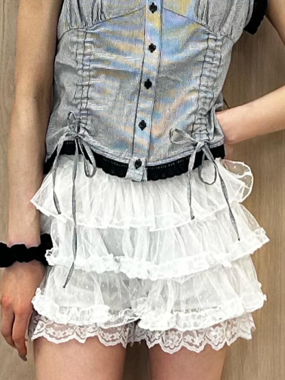 ブラック系のブーツ、ホワイト系のその他パンツ、ブラック系のシャツ/ブラウスを着用したレディースの夏コーディネートの6枚目の写真