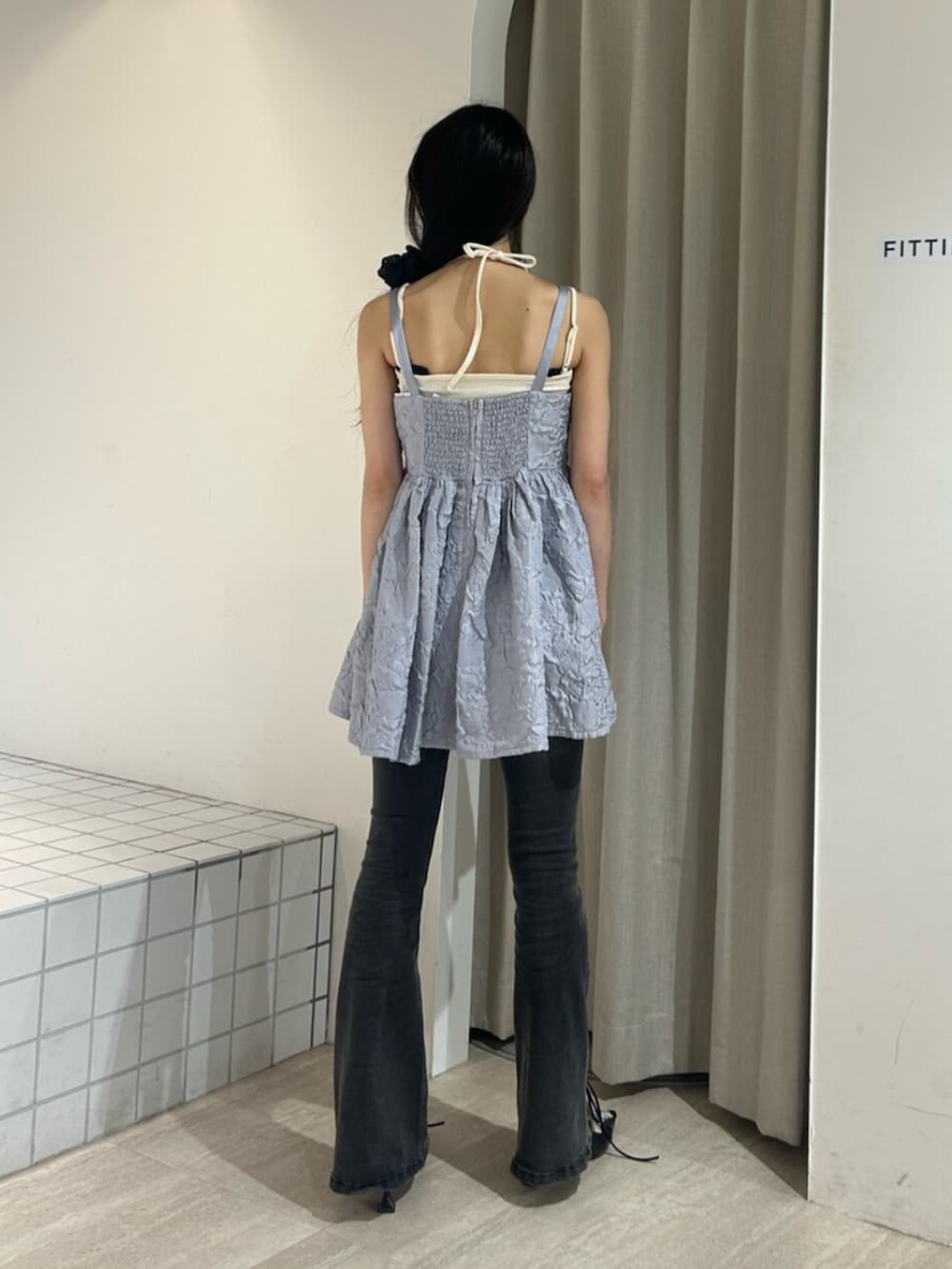 ブラック系のパンプス、ホワイト系のキャミソール、ブラック系のデニムパンツを着用したレディースの夏コーディネートの3枚目の写真