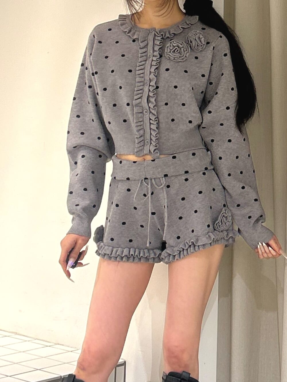 ブラック系のブーツ、グレー系のカーディガン/ボレロ、グレー系のその他パンツを着用したレディースの秋コーディネートの5枚目の写真