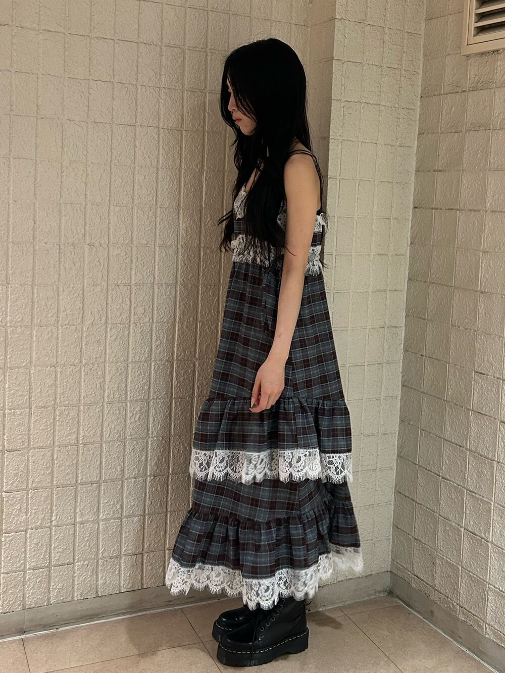 ブラウン系のワンピースを着用したレディースの秋コーディネートの2枚目の写真