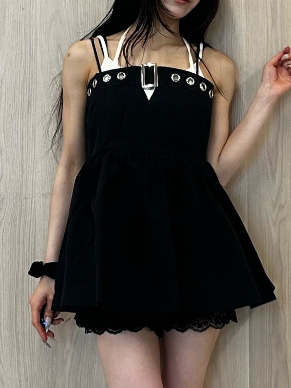 ホワイト系のキャミソール、ブラック系のブーツ、ブラック系のその他パンツを着用したレディースの夏コーディネートの5枚目の写真