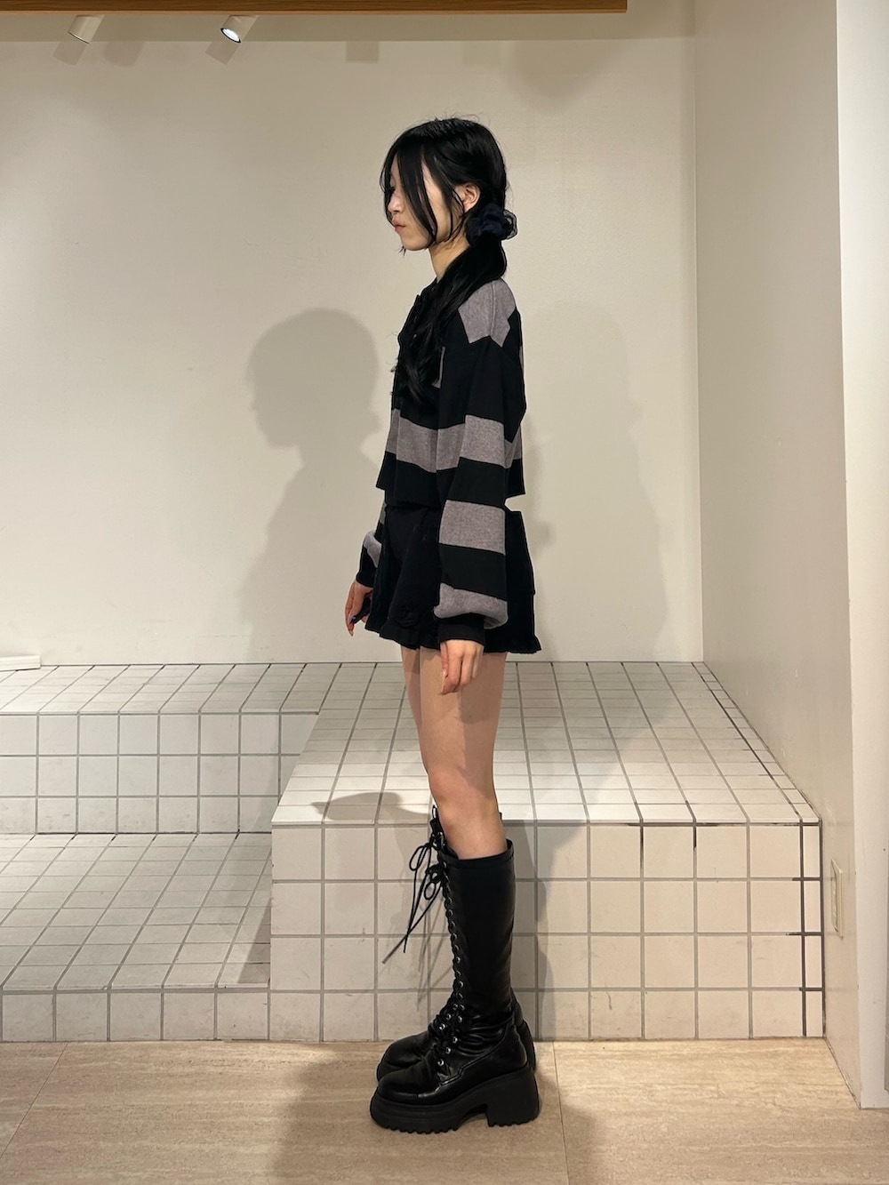 ブラック系のその他パンツ、その他のニット/セーター、ブラック系のブーツを着用したレディースの秋コーディネートの2枚目の写真