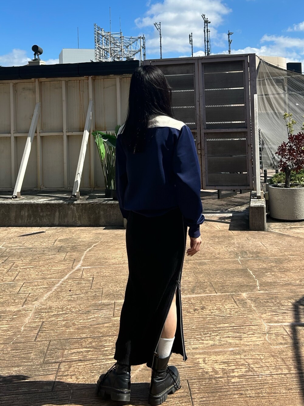 ブルー系のジャージ、ブラック系のスカートを着用したレディースの秋コーディネートの2枚目の写真