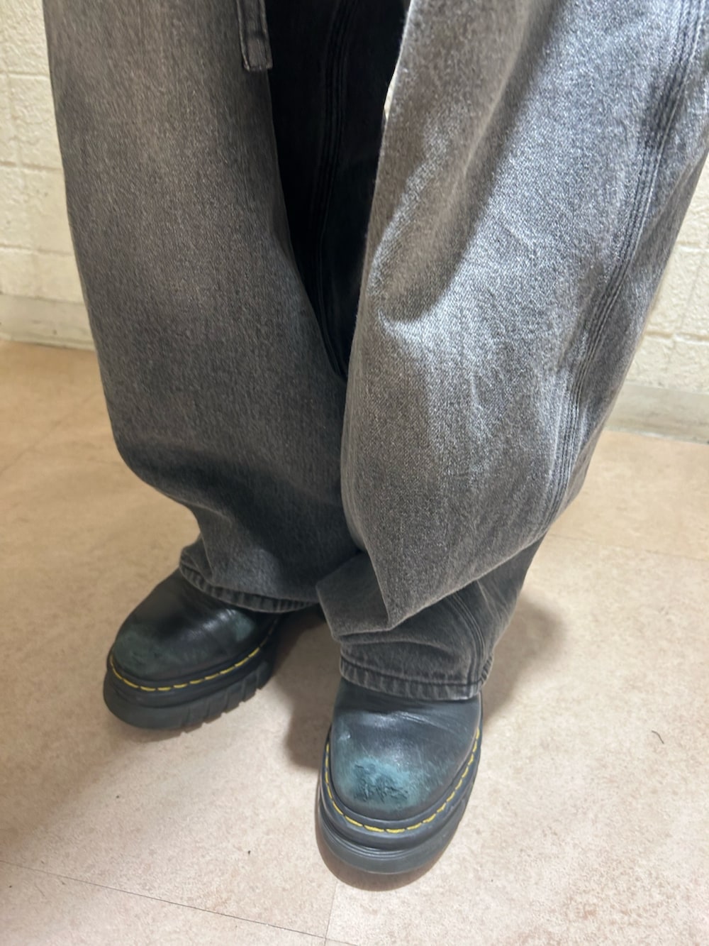 ブラック系のTシャツ/カットソー、ブラック系のデニムパンツを着用したレディースの夏コーディネートの9枚目の写真