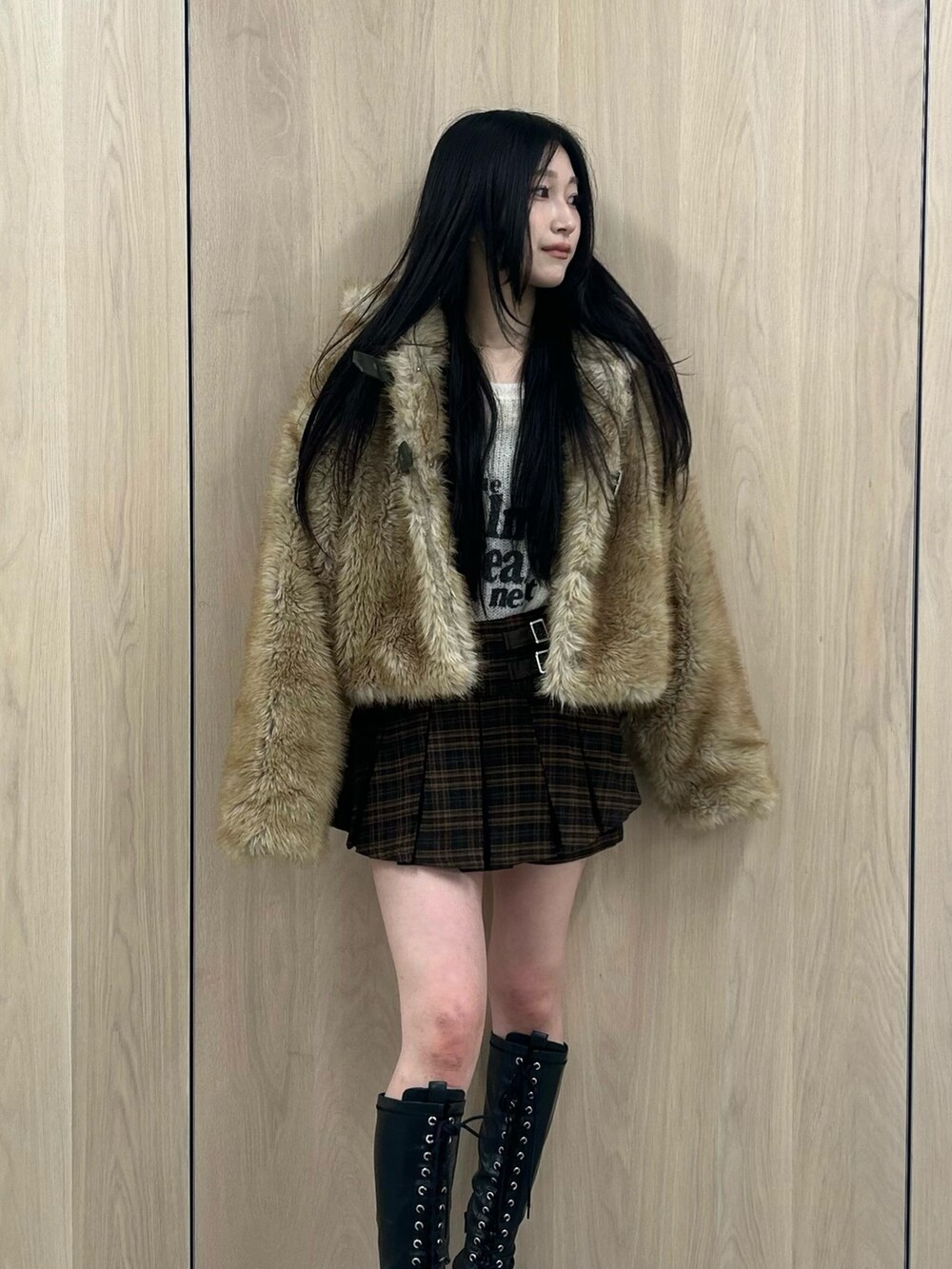 ベージュ系のブルゾン、ホワイト系のニット/セーター、ブラウン系のスカートを着用したレディースの秋コーディネートの4枚目の写真